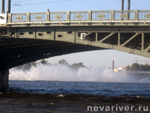 Дворцовый мост и фонтан на воде Дворцовый мост и фонтан на воде