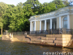 Спуск к воде у Михайловского сада